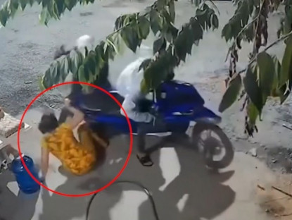 Giao thông - Clip: Pha cướp điện thoại "đi vào lòng đất", hai thanh niên bỏ xe chạy thoát thân