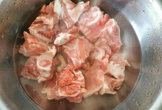 Hầm xương, thêm một nguyên liệu này nước xương trong, béo ngậy thơm nức nở mà cực ít người biết - 2