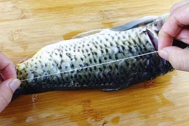 Cá rất tanh nhưng chỉ cần rút sợi dây này thì mùi tanh mất ngay lập tức, tha hồ nấu đủ món ngon - 3