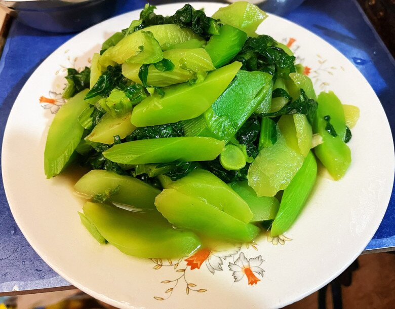 Cây này tưởng chỉ ăn lá, ai ngờ thân cũng cực ngon, đem xào món giàu canxi lại trôi cơm vô cùng - 8