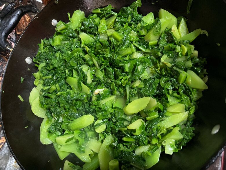 Cây này tưởng chỉ ăn lá, ai ngờ thân cũng cực ngon, đem xào món giàu canxi lại trôi cơm vô cùng - 6