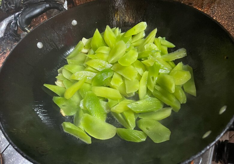 Cây này tưởng chỉ ăn lá, ai ngờ thân cũng cực ngon, đem xào món giàu canxi lại trôi cơm vô cùng - 5