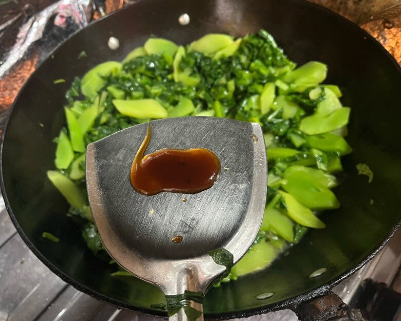 Cây này tưởng chỉ ăn lá, ai ngờ thân cũng cực ngon, đem xào món giàu canxi lại trôi cơm vô cùng - 7