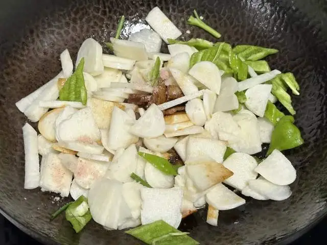 Củ này hàm lượng vitamin C còn cao hơn cả khoai tây, khoai lang! Rẻ - bổ - dễ nấu, chỉ vài phút là có ngay món xào ngon - 5