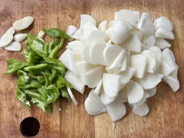 Củ này hàm lượng vitamin C còn cao hơn cả khoai tây, khoai lang! Rẻ - bổ - dễ nấu, chỉ vài phút là có ngay món xào ngon - 4