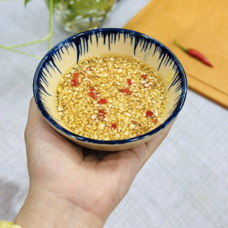 Củ thì nhìn như khoai nhưng tên lại là sâm, đem làm nộm với thịt gà được món giòn ngon, thanh mát, tốt cho sức khỏe - 7