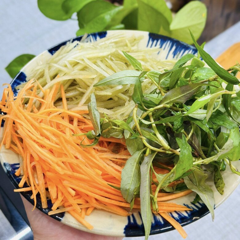 Củ thì nhìn như khoai nhưng tên lại là sâm, đem làm nộm với thịt gà được món giòn ngon, thanh mát, tốt cho sức khỏe - 4