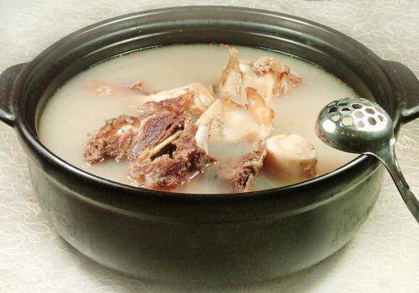 Hầm xương, thêm một nguyên liệu này nước xương trong, béo ngậy thơm nức nở mà cực ít người biết - 3