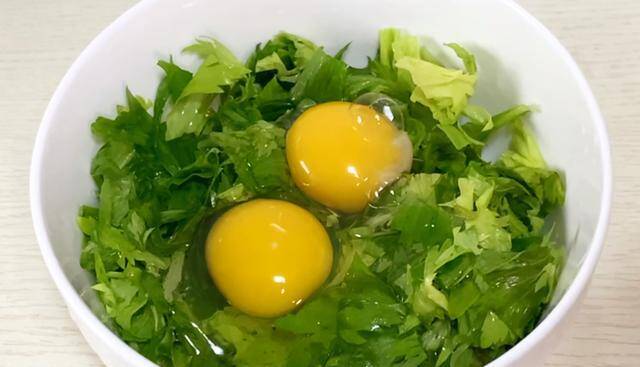 Hết hành lá, đem xào trứng với rau này ai ngờ cả nhà ăn hết sạch còn đòi nấu thêm - 2