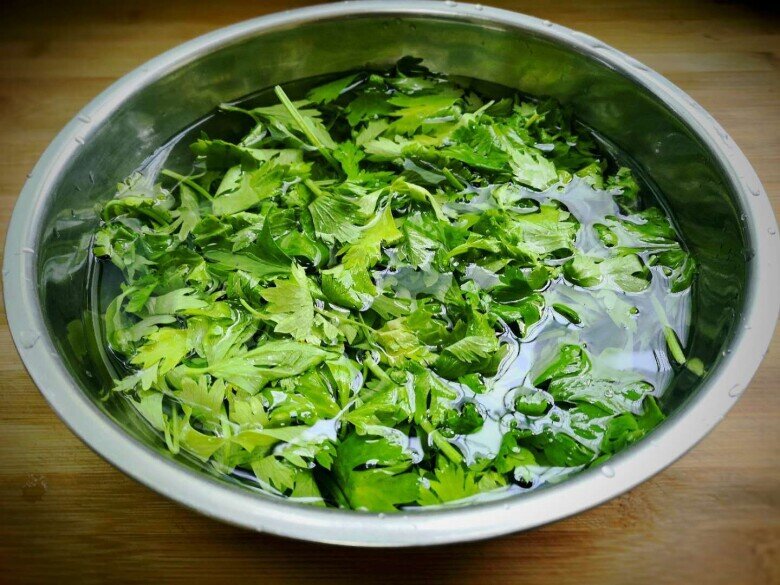 Hết hành lá, đem xào trứng với rau này ai ngờ cả nhà ăn hết sạch còn đòi nấu thêm - 1