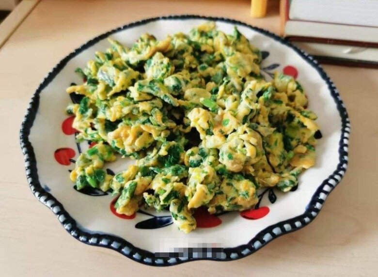 Hết hành lá, đem xào trứng với rau này ai ngờ cả nhà ăn hết sạch còn đòi nấu thêm - 3