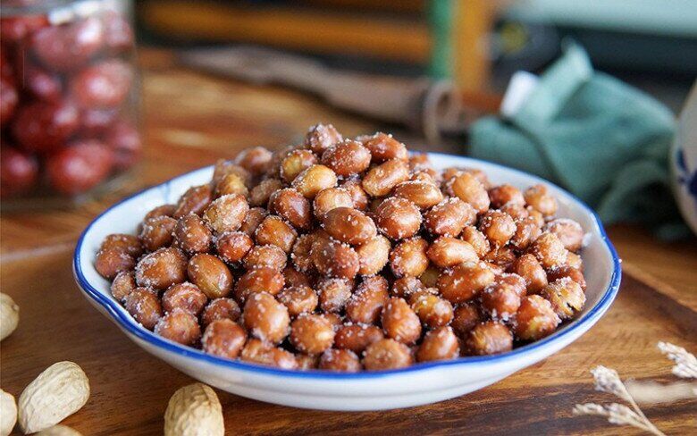 Làm lạc rang muối dùng dầu nóng hay lạnh, đầu bếp mách đây mới là cách đúng, lạc giòn tan bùi béo - 1