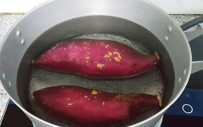 Luộc khoai lang nhất định phải cho thìa này, củ nào củ nấy bở tung, thơm nức, bùi ngon ăn thật đã - 2