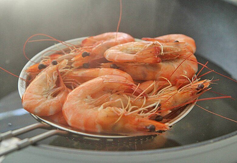 Luộc tôm đừng dùng hành, gừng để khử tanh, chỉ cần thêm mảnh này tôm thơm lừng, đỏ đẹp - 3