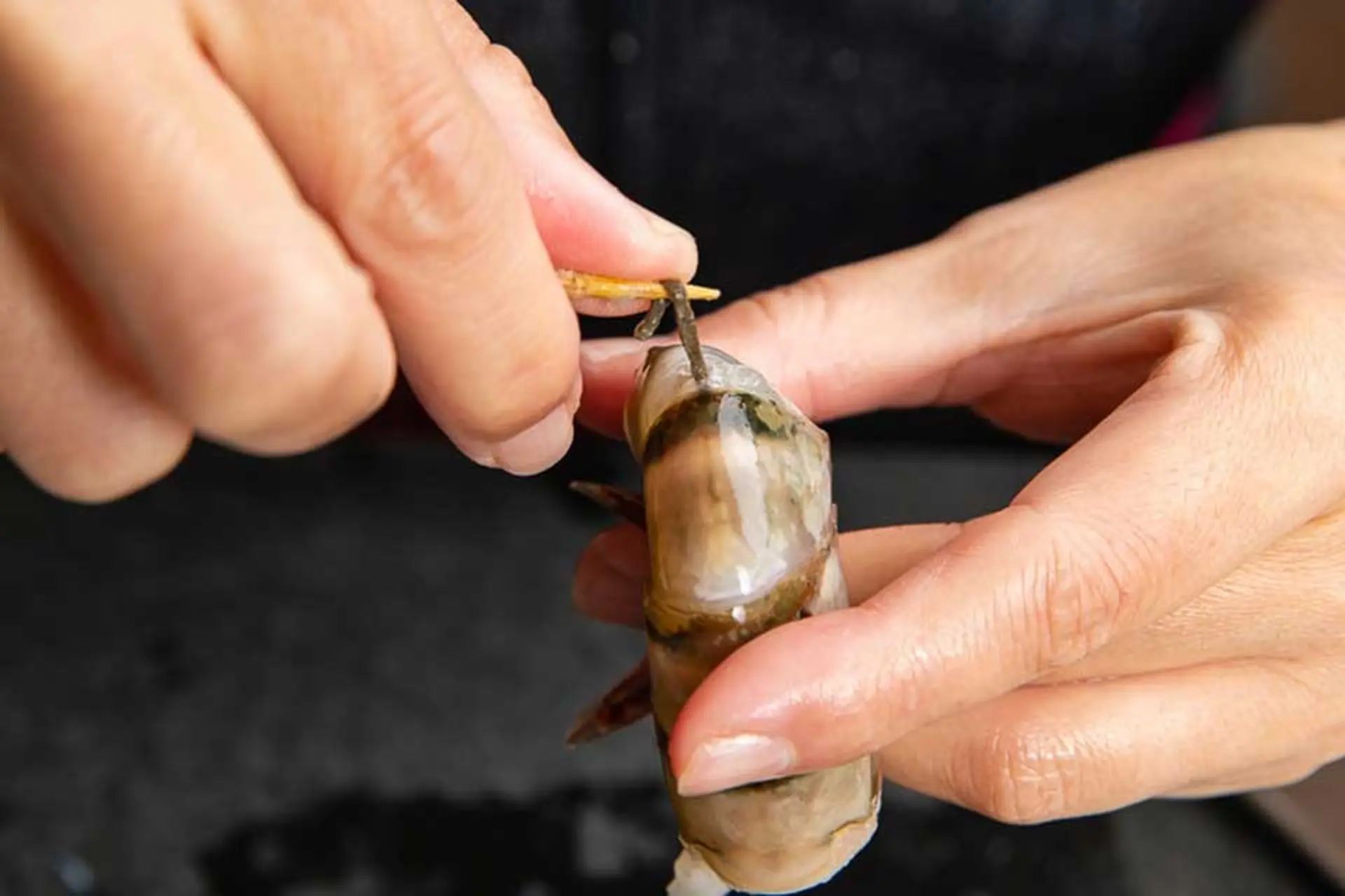 Luộc tôm đừng dùng hành, gừng để khử tanh, chỉ cần thêm mảnh này tôm thơm lừng, đỏ đẹp - 2