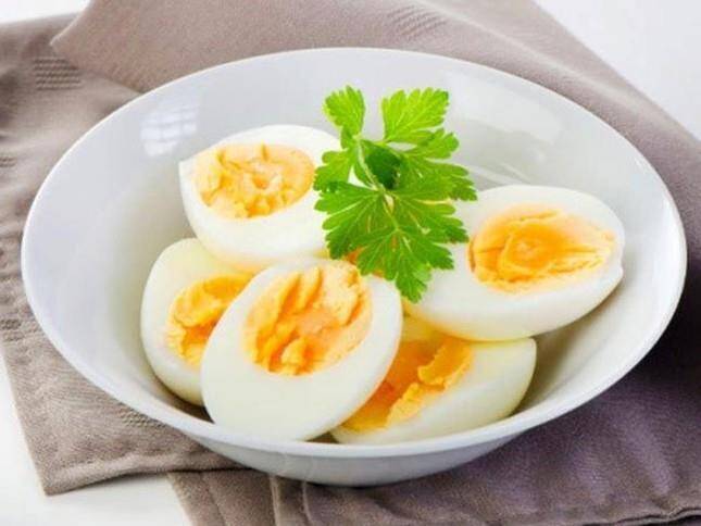 Luộc trứng dùng nước sôi hay nước lạnh đều sai bét, nhớ 5 điểm này, ai vụng mấy cũng bóc được vỏ - 1