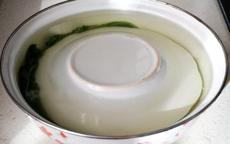 Muối dưa cải đừng chỉ cho muối, thêm một bước này dưa nhanh ăn được, vàng giòn lại không khú - 5