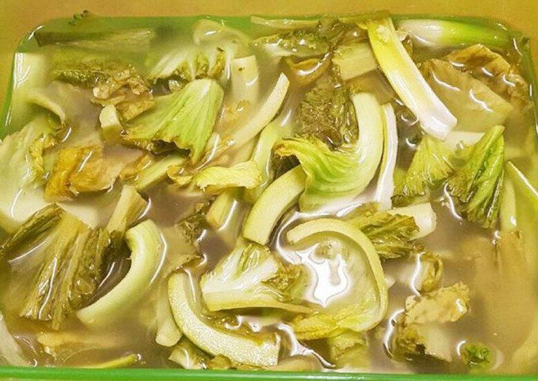 Muối dưa cải đừng chỉ cho muối, thêm một bước này dưa nhanh ăn được, vàng giòn lại không khú - 6