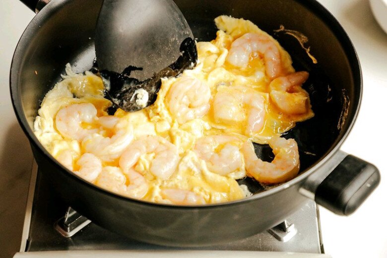 Nhà đang nhiều trứng, làm ngay món này cơm nấu tưởng thừa lại hết sạch, đã thế còn bổ dưỡng - 4