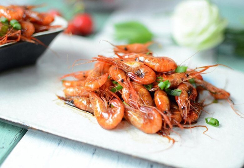 Rang tôm bao năm giờ mới biết không cần cầu kỳ, chỉ cho 2 thứ này tôm có màu đỏ đẹp lại cực giòn ngon - 4