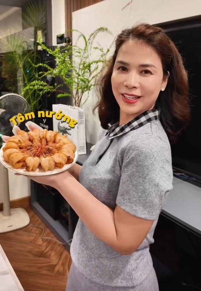 Bạn gái kém 18 tuổi của NSƯT Chí Trung nấu ăn linh đình đãi người yêu, toàn món hút mắt chẳng thua nhà hàng xịn - 7