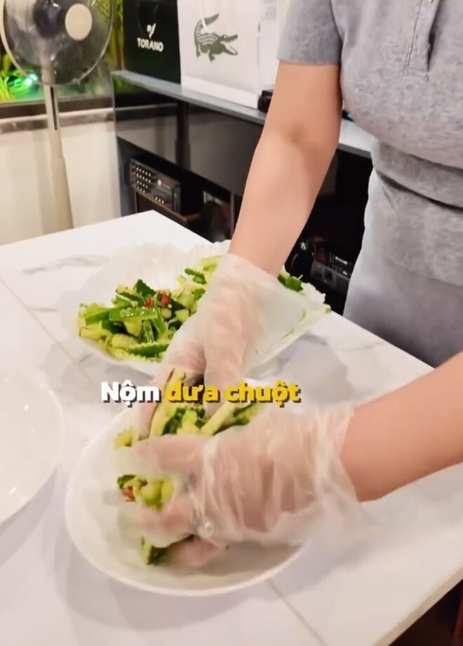 Bạn gái kém 18 tuổi của NSƯT Chí Trung nấu ăn linh đình đãi người yêu, toàn món hút mắt chẳng thua nhà hàng xịn - 8