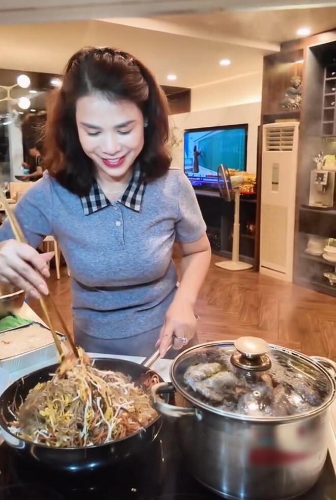 Bạn gái kém 18 tuổi của NSƯT Chí Trung nấu ăn linh đình đãi người yêu, toàn món hút mắt chẳng thua nhà hàng xịn - 10