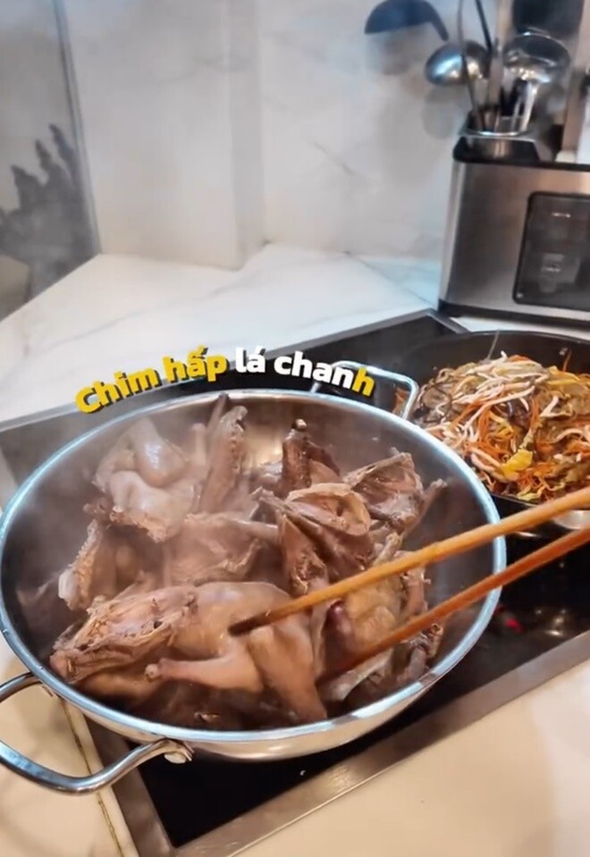 Bạn gái kém 18 tuổi của NSƯT Chí Trung nấu ăn linh đình đãi người yêu, toàn món hút mắt chẳng thua nhà hàng xịn - 11