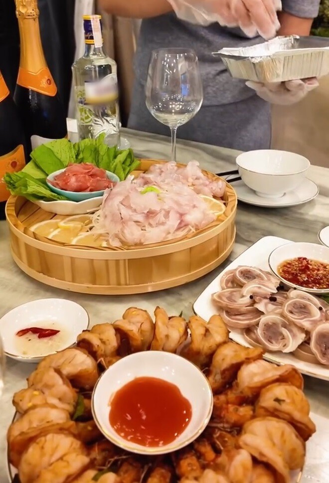 Bạn gái kém 18 tuổi của NSƯT Chí Trung nấu ăn linh đình đãi người yêu, toàn món hút mắt chẳng thua nhà hàng xịn - 13