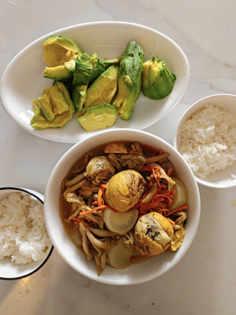 Chồng H&#39;Hen Niê kho cá có &#34;mùi tanh khó cưỡng&#34; và nhợt nhạt nhưng vợ chê cực khéo - 12