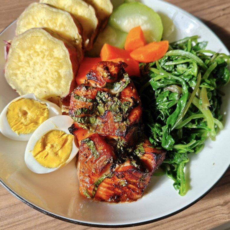 Chồng H&#39;Hen Niê kho cá có &#34;mùi tanh khó cưỡng&#34; và nhợt nhạt nhưng vợ chê cực khéo - 6