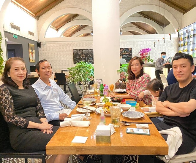 Mẹ vợ Lam Trường &#34;xuất chiêu&#34; làm món tuyệt phẩm cho đàn con, bố vợ nam ca sĩ đứng bên chăm chỉ phụ vợ - 1