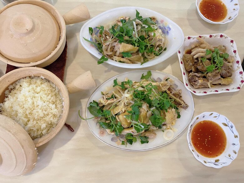 Mẹ vợ Lam Trường &#34;xuất chiêu&#34; làm món tuyệt phẩm cho đàn con, bố vợ nam ca sĩ đứng bên chăm chỉ phụ vợ - 2