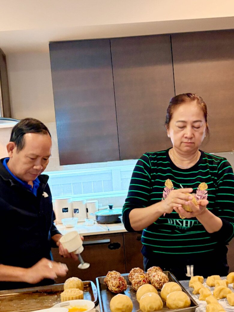 Mẹ vợ Lam Trường &#34;xuất chiêu&#34; làm món tuyệt phẩm cho đàn con, bố vợ nam ca sĩ đứng bên chăm chỉ phụ vợ - 4