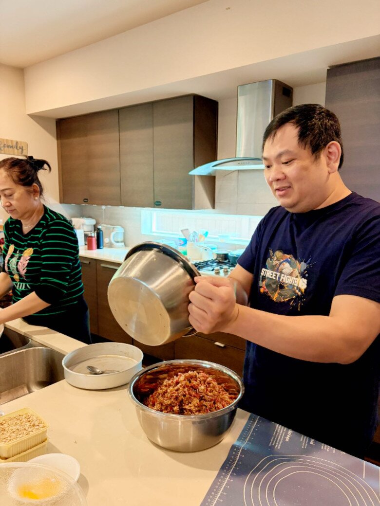 Mẹ vợ Lam Trường &#34;xuất chiêu&#34; làm món tuyệt phẩm cho đàn con, bố vợ nam ca sĩ đứng bên chăm chỉ phụ vợ - 6