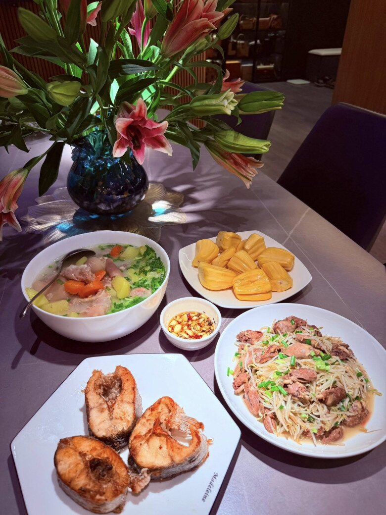 Nữ diễn viên &#34;Nhật ký Vàng Anh&#34; nay là Đại úy công an xinh đẹp khoe hàng loạt mâm cơm nhà hấp dẫn - 2