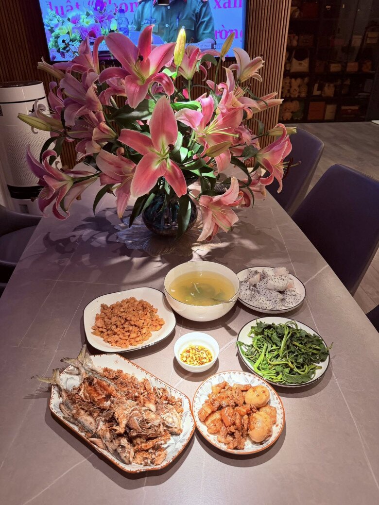 Nữ diễn viên &#34;Nhật ký Vàng Anh&#34; nay là Đại úy công an xinh đẹp khoe hàng loạt mâm cơm nhà hấp dẫn - 10