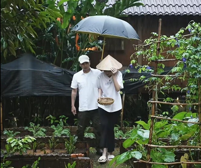 Sau clip nấu ăn gây "rối não" dân mạng, Hồ Quang Hiếu và vợ 1m80 khoe mâm cơm chân quê ai nhìn cũng thèm - 1