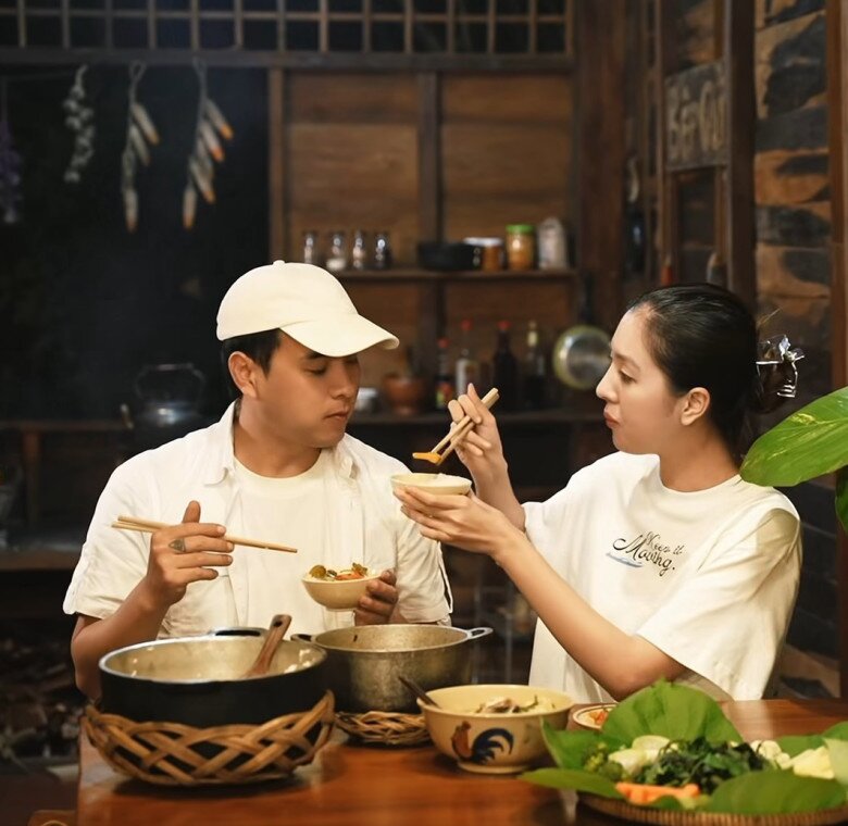 Sau clip nấu ăn gây "rối não" dân mạng, Hồ Quang Hiếu và vợ 1m80 khoe mâm cơm chân quê ai nhìn cũng thèm - 9