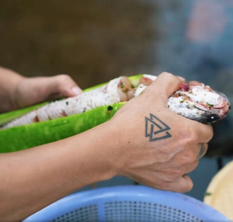 Sau clip nấu ăn gây "rối não" dân mạng, Hồ Quang Hiếu và vợ 1m80 khoe mâm cơm chân quê ai nhìn cũng thèm - 12