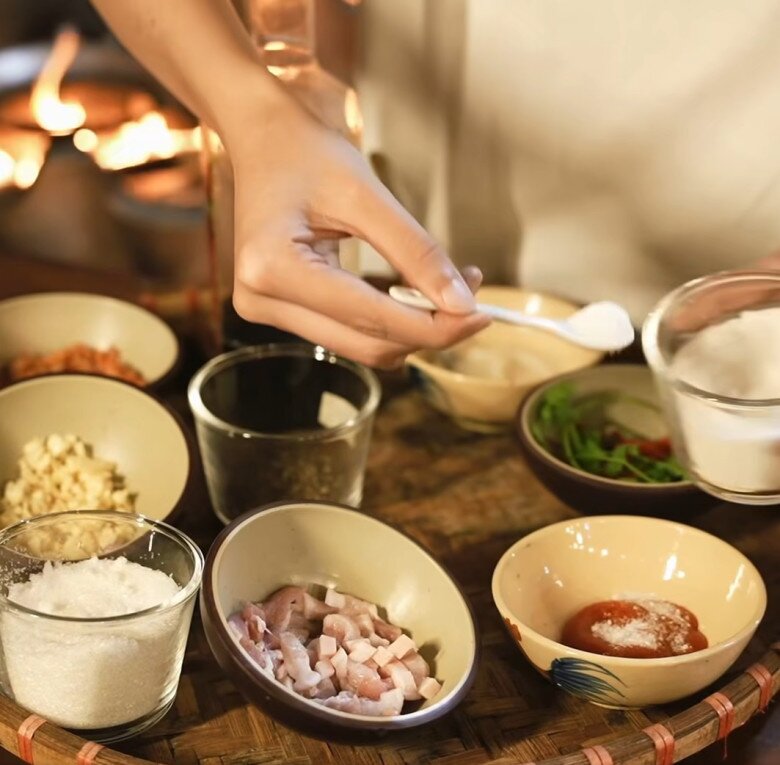 Sau clip nấu ăn gây "rối não" dân mạng, Hồ Quang Hiếu và vợ 1m80 khoe mâm cơm chân quê ai nhìn cũng thèm - 3