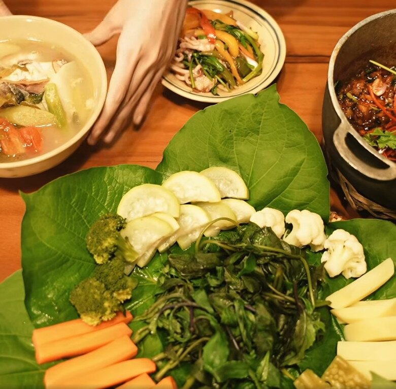 Sau clip nấu ăn gây "rối não" dân mạng, Hồ Quang Hiếu và vợ 1m80 khoe mâm cơm chân quê ai nhìn cũng thèm - 8