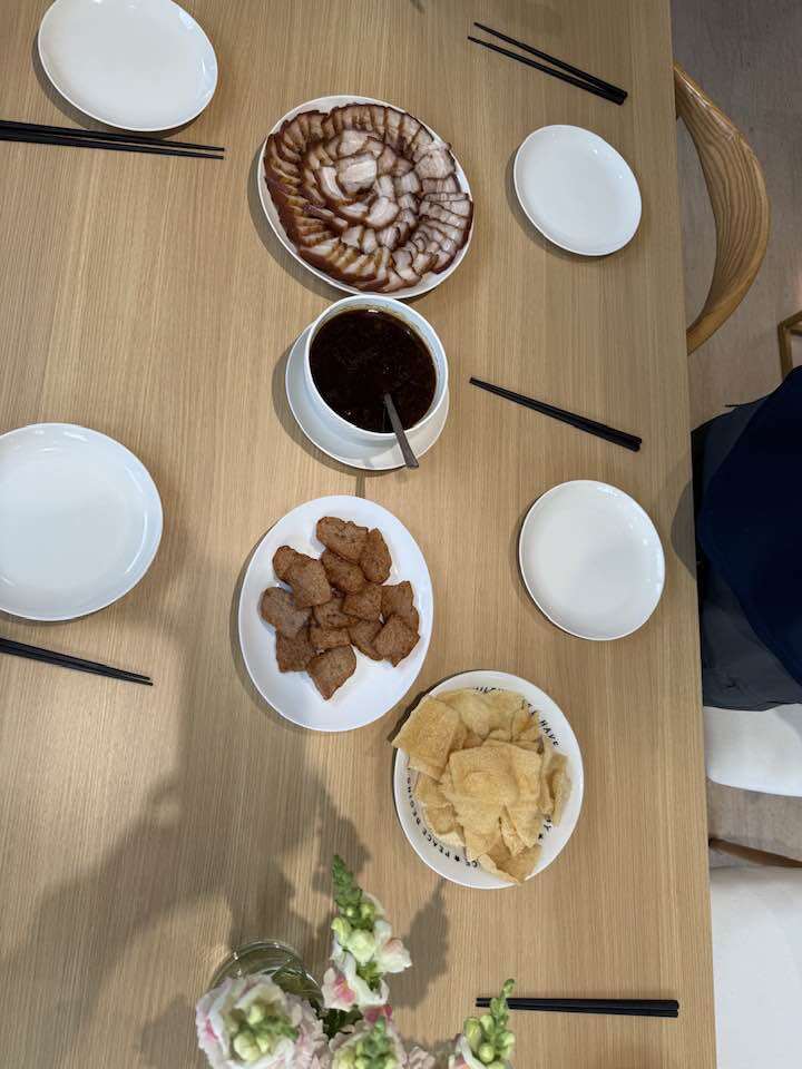 Vợ cũ Đàm Vĩnh Hưng và con trai được Hồ Ngọc Hà nấu ăn tiếp đón, ái nữ Lisa cũng khéo giống mẹ - 6