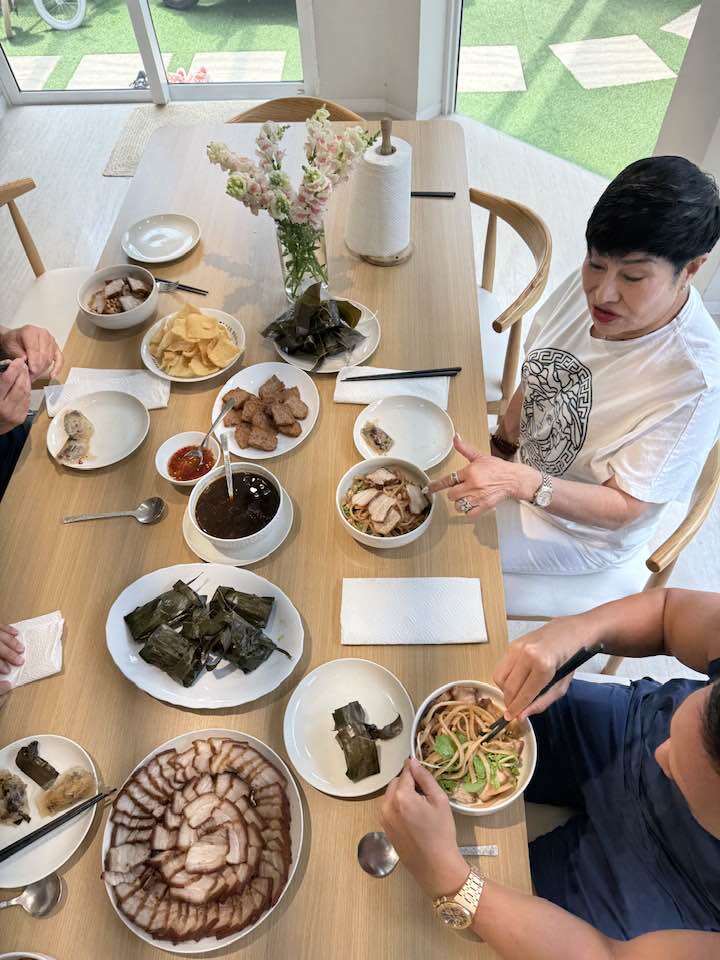 Vợ cũ Đàm Vĩnh Hưng và con trai được Hồ Ngọc Hà nấu ăn tiếp đón, ái nữ Lisa cũng khéo giống mẹ - 5
