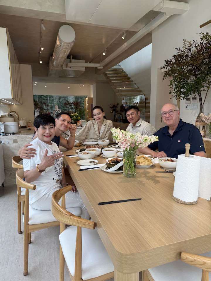 Vợ cũ Đàm Vĩnh Hưng và con trai được Hồ Ngọc Hà nấu ăn tiếp đón, ái nữ Lisa cũng khéo giống mẹ - 4