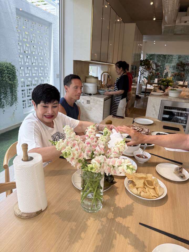 Vợ cũ Đàm Vĩnh Hưng và con trai được Hồ Ngọc Hà nấu ăn tiếp đón, ái nữ Lisa cũng khéo giống mẹ - 7