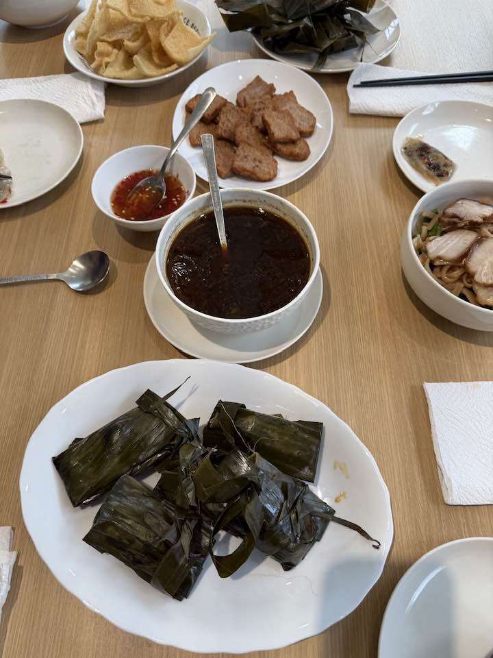 Vợ cũ Đàm Vĩnh Hưng và con trai được Hồ Ngọc Hà nấu ăn tiếp đón, ái nữ Lisa cũng khéo giống mẹ - 3