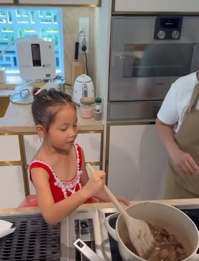 Vợ cũ Đàm Vĩnh Hưng và con trai được Hồ Ngọc Hà nấu ăn tiếp đón, ái nữ Lisa cũng khéo giống mẹ - 8