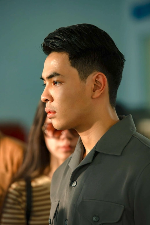 Thái Hoà &#34;hạ cái tôi&#34; để làm bạn cùng con, đi khắp đoàn phim khoe ngoại hình điển trai của quý tử - 5