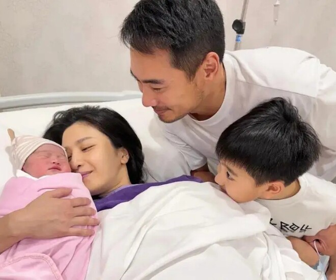 Người đẹp mất sự nghiệp vì lộ ảnh nhạy cảm, vừa sinh con thứ 2 với chồng đại gia, con trai lớn ôm em nhỏ cực yêu - 2